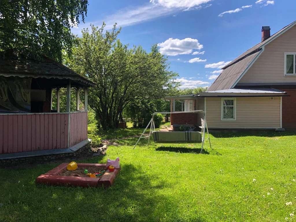 Коттедж Уютный коттедж с камином, баней и детской площадкой с батутом у озера — Завирье