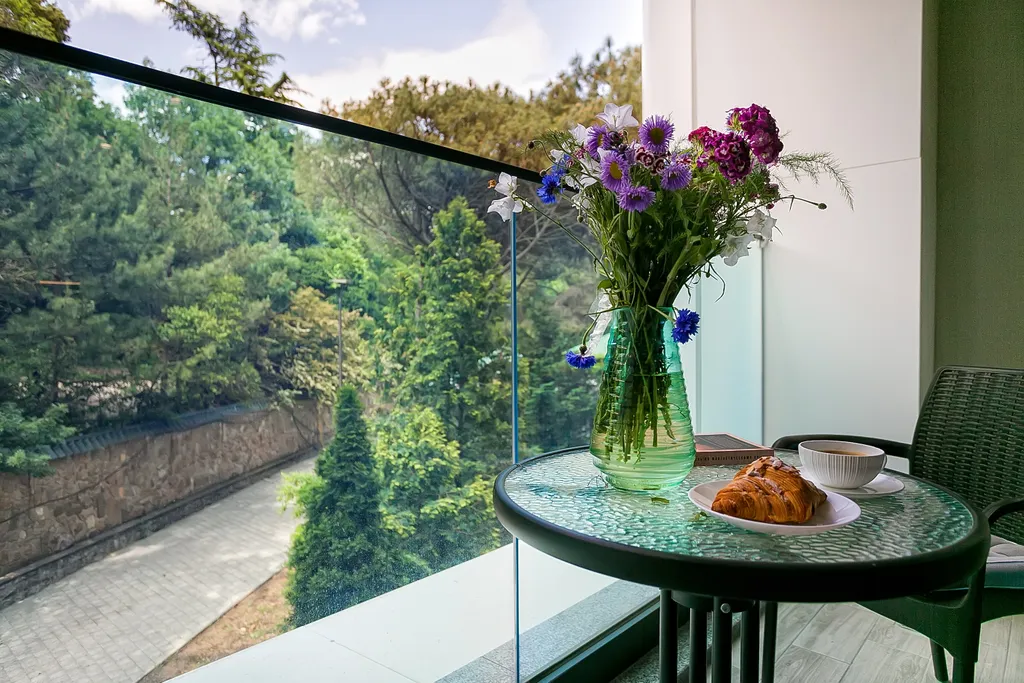 Гранатовый. На большую семью, вид на лес