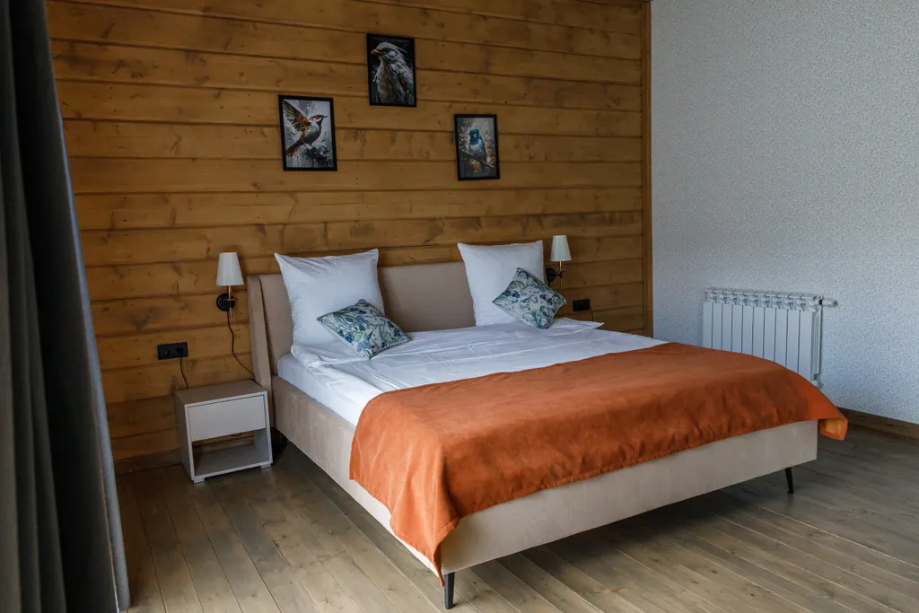 Трёхкомнатный коттедж в лесу у пруда