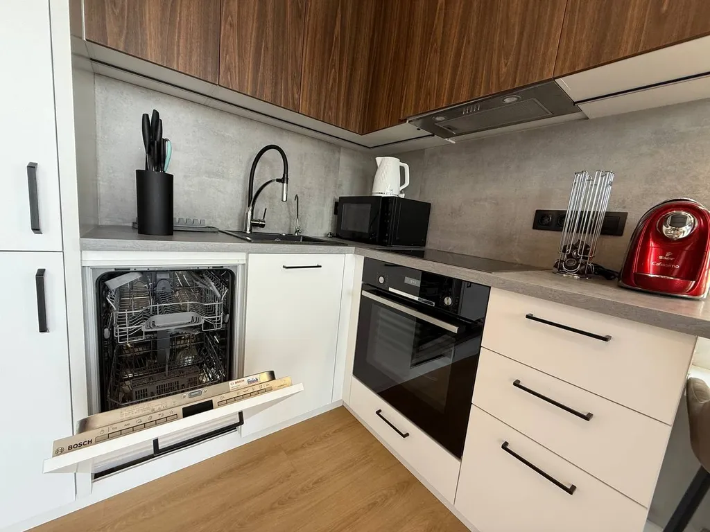 У моря: стильная евротрешка с двумя балконами и видом