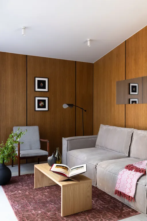 Дом в современном русском стиле в сосновом лесу