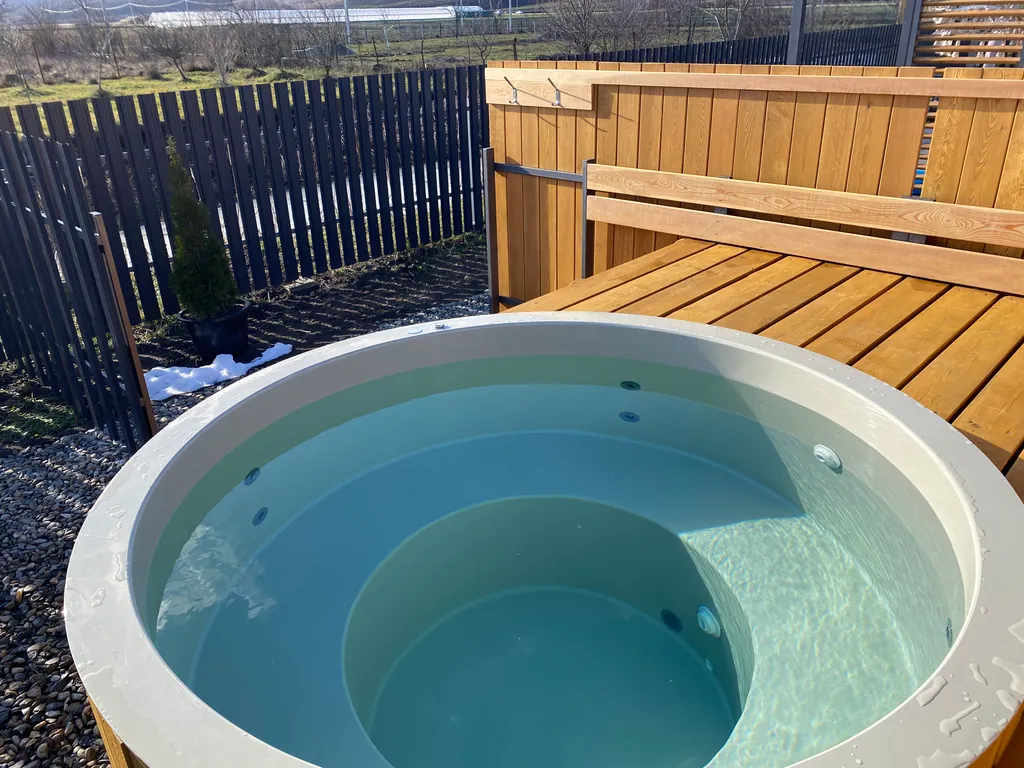 Домик с панорамными окнами и беседкой