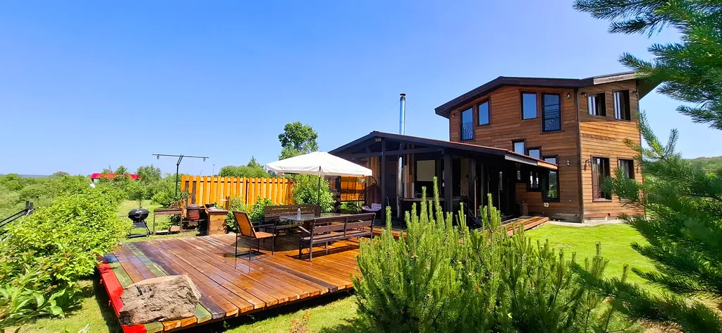 Дом с кораблем на берегу реки