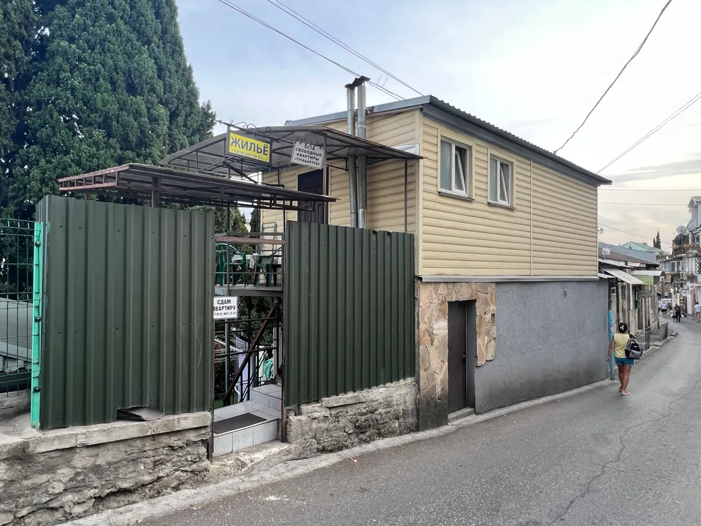 Двухкомнатная квартира в центре возле Массандровского пляжа