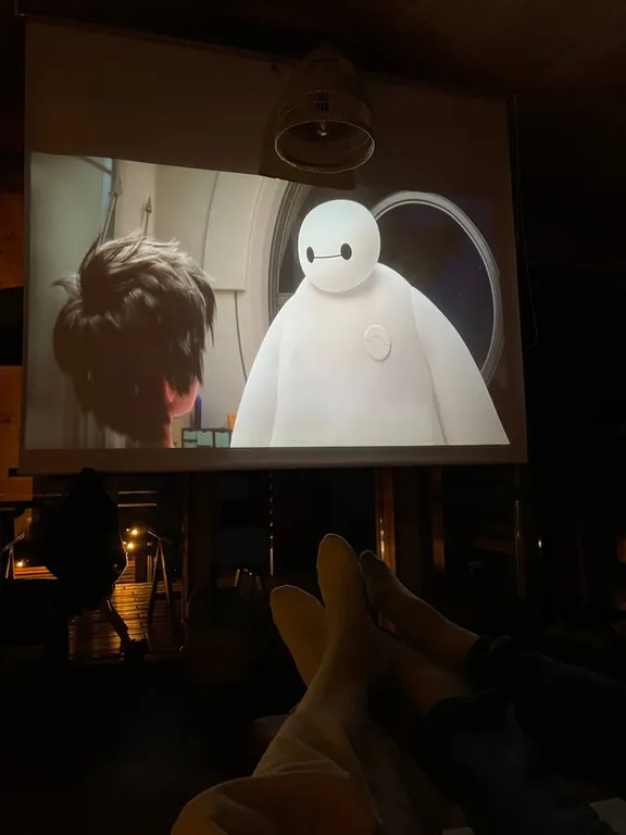 Дом на краю леса с видом на горы