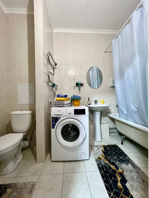 Уютная евродвушка на Туране с видом на город и двор