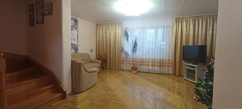 Уютный просторный дом с камином электрическим