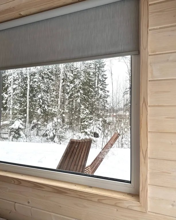 Уютный домик с панорамным окном и видом на лес