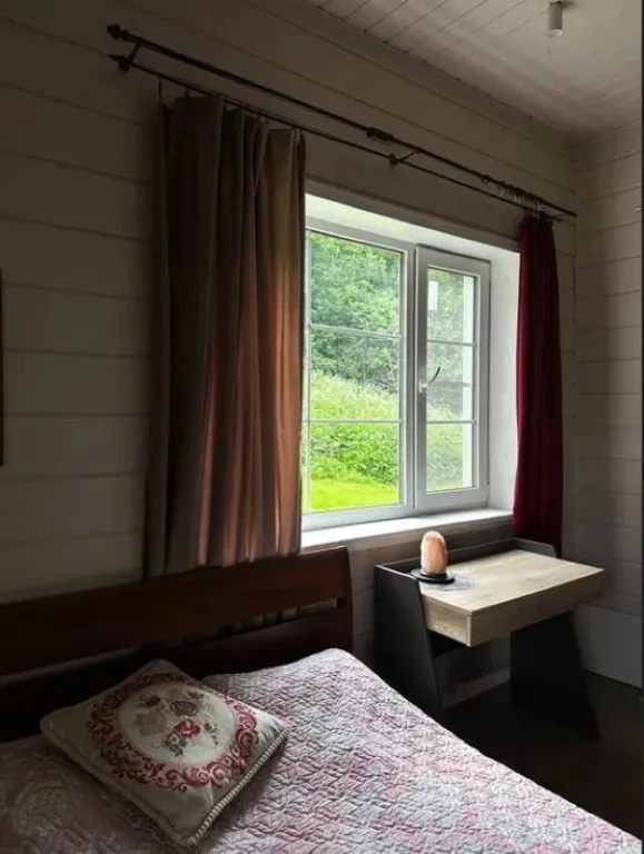 Усадебный дом с видом на реку, берег с мостками и рыбной ловлей