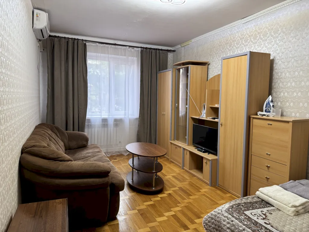 Квартира Четырёхкомнатная квартира в центре с балконом – 7 минут до моря — Геленджик