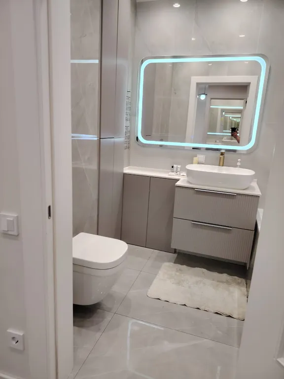 Евро 2ка в золотом квадрате Левого берега. В безопасном районе города