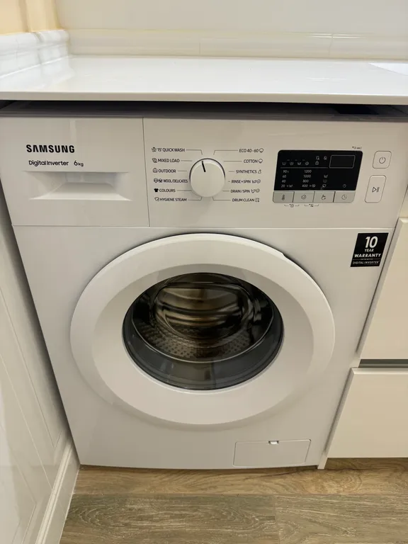 Солнечная квартира с мебелью из натурального дерева, рядом с морем