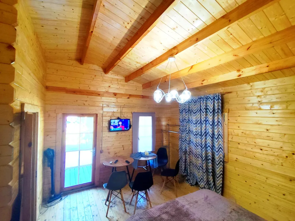 Коттедж Семейный коттедж в саду с видом на горы — Рапица