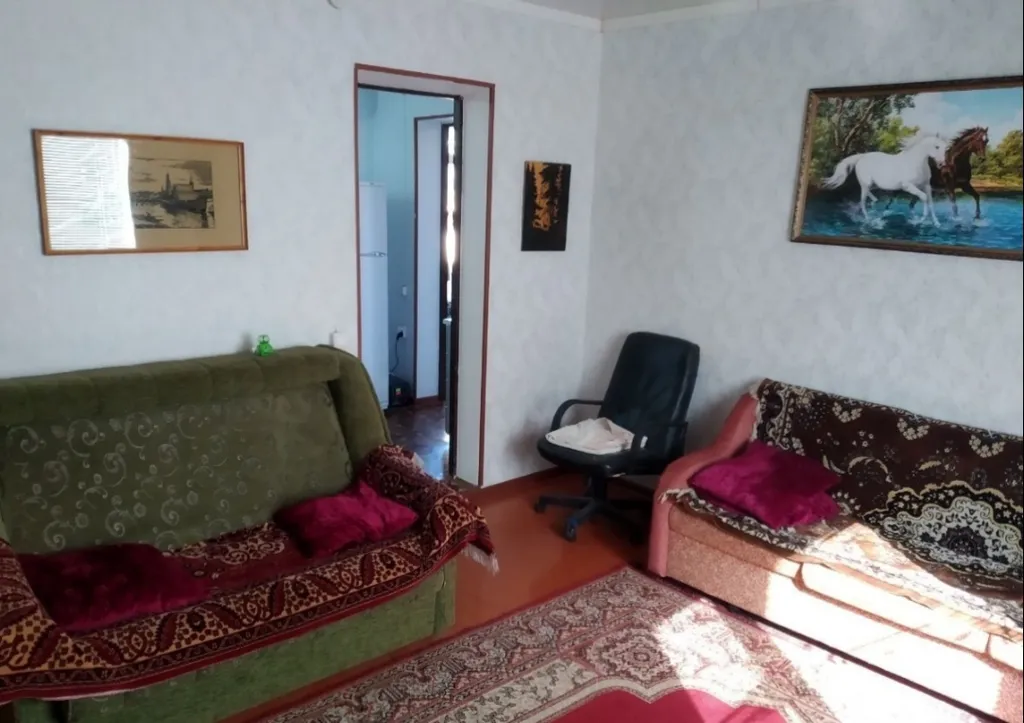 Двухэтажная дача с бассейном