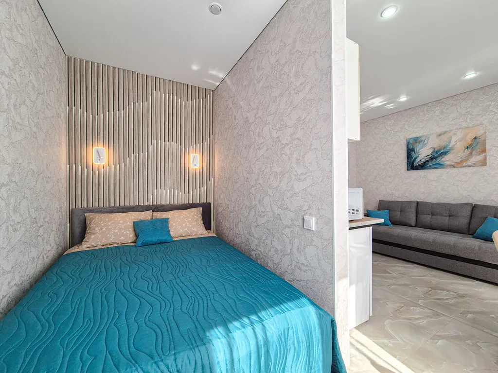 Просторная студия с балконом