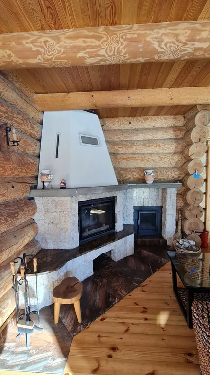 Дом и баня между озером и лесом