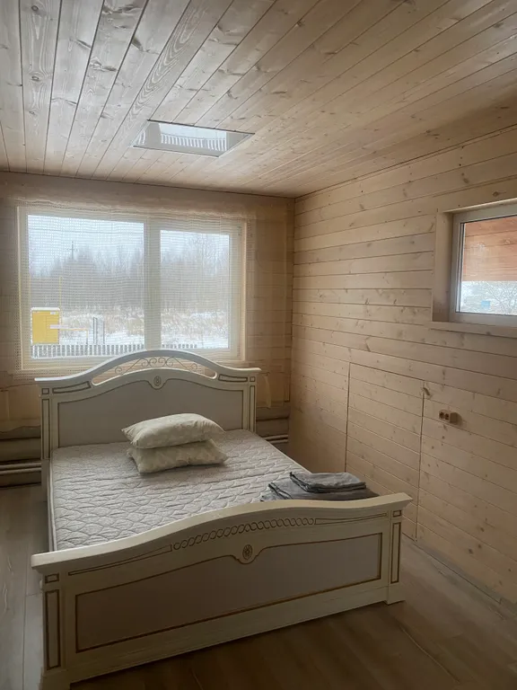 Уютный бревенчатый двухэтажный дом