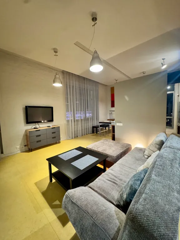 Дом на набережной с видом на Кремль и высокий потолок