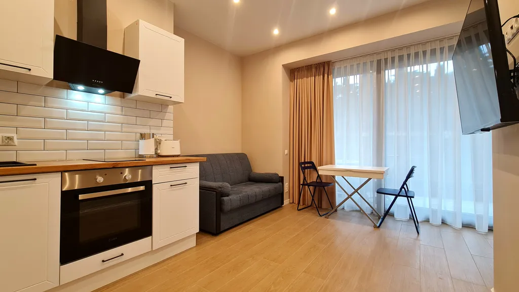 Квартира-студия с изолированной спальней и балконом в приморском парке — аренда посуточно в Ялта