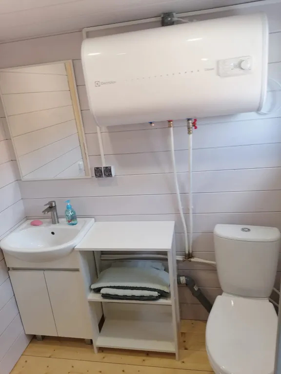 Уютный домик у реки