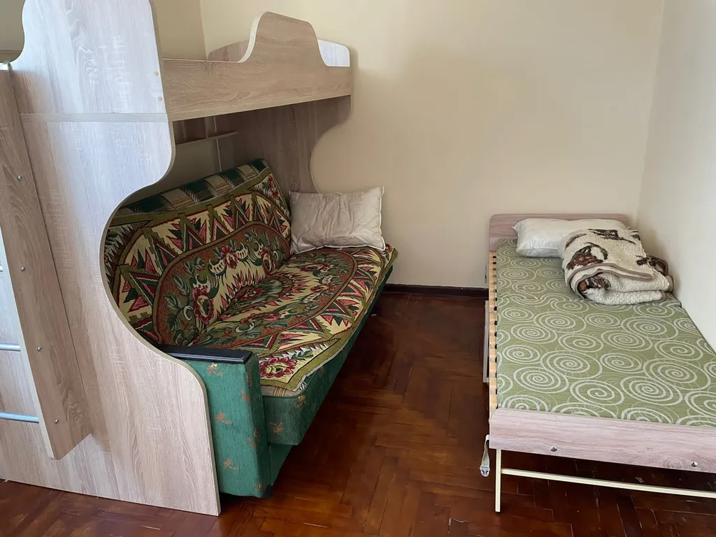 Маяк и море через дорогу