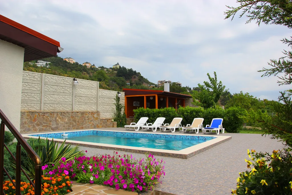 Дом с бассейном