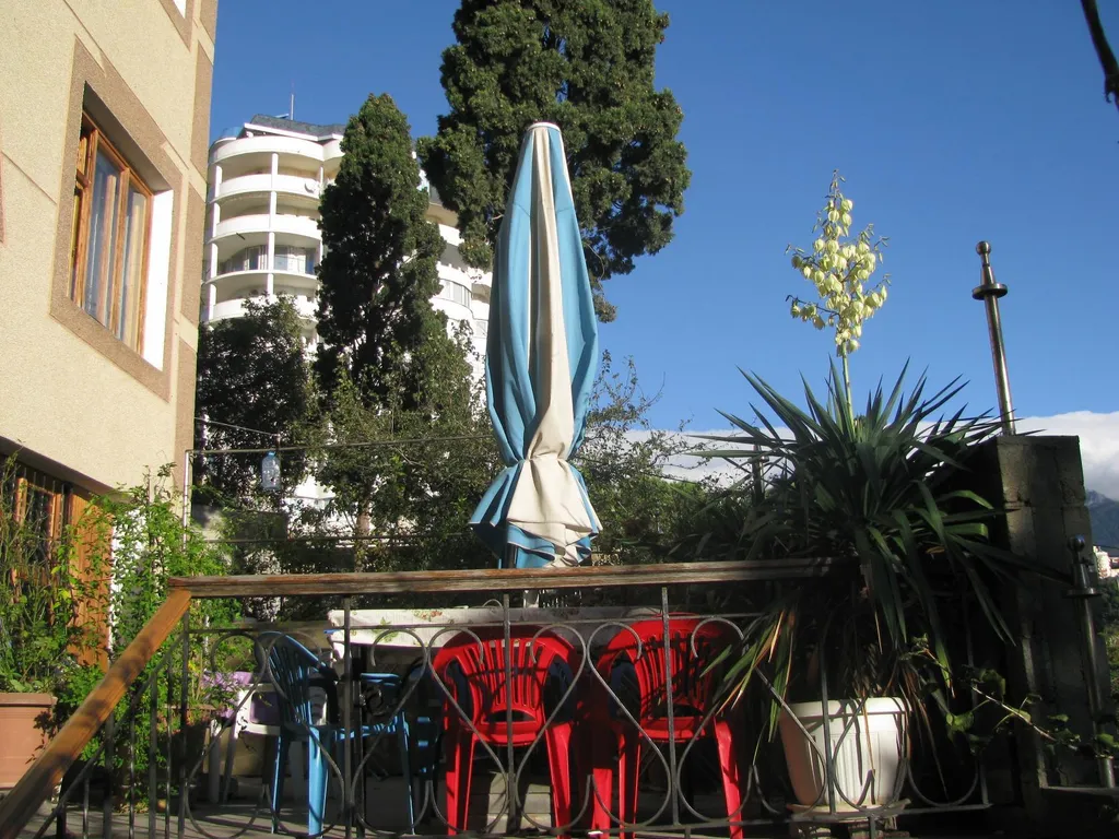 Квартира с зеленым двориком, мангалом и гаражом в 5 мин от моря