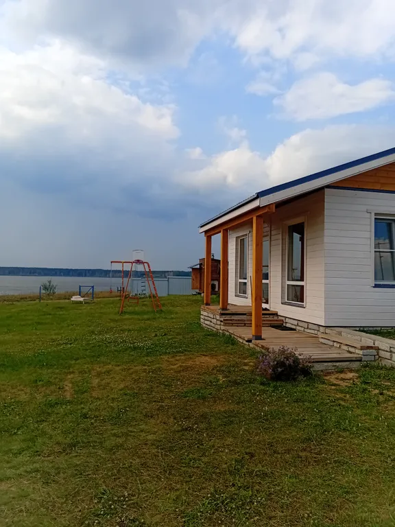 Уютный дом на берегу озера Камбулат