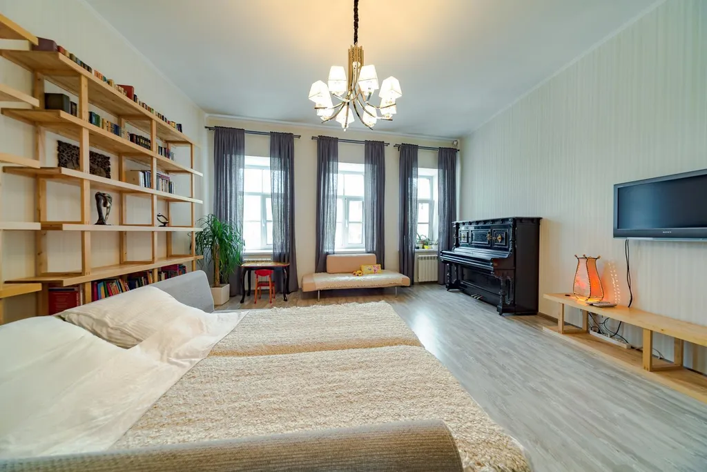 В центре, с видом на Адмиралтейский канал и "Новую Голландию"