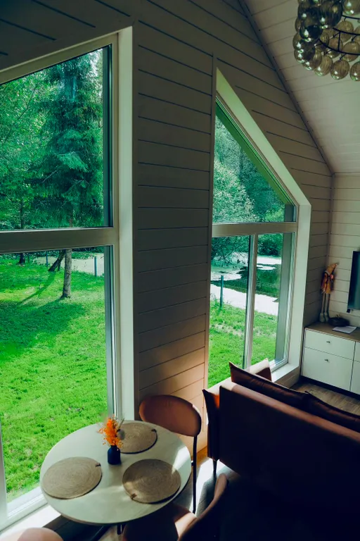 Дом в лесу у озера