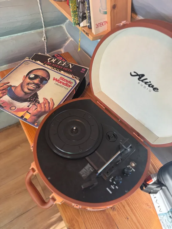 Дом на берегу реки в тихой деревне