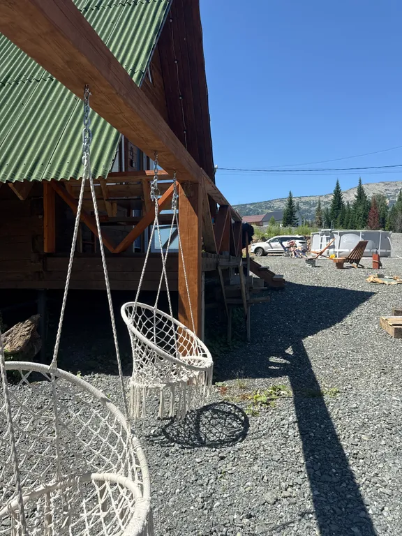 А-frame в окружении леса и гор