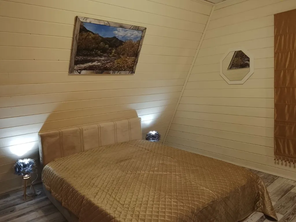 Большой дом А-Фрейм среди молодого елового леса