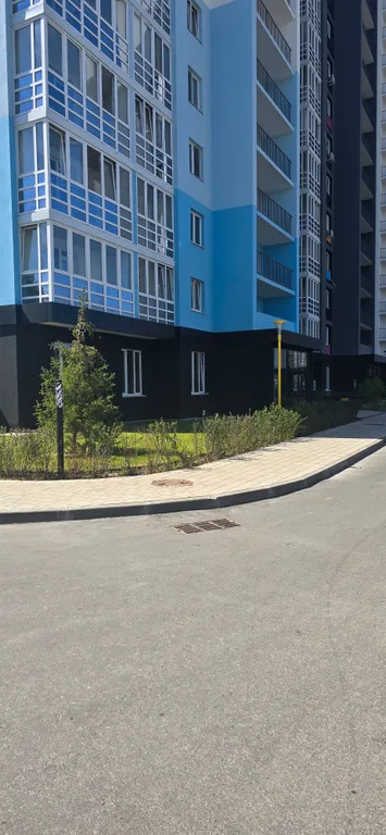 Новый дом, одна кухня изолированана от комнаты не студия всё отдельно,