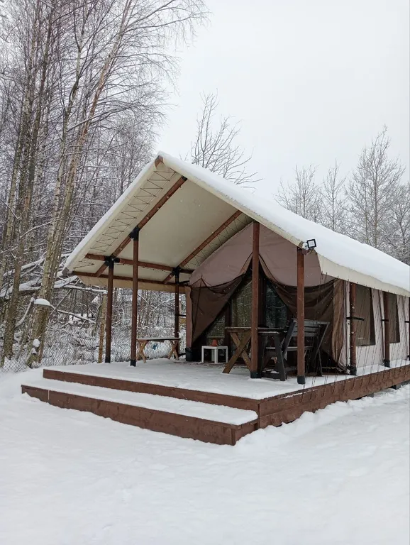 Коттедж Уютный, зимний эко-дом Сафари с потрясающим видом на ручей и лес — Зеленая Роща