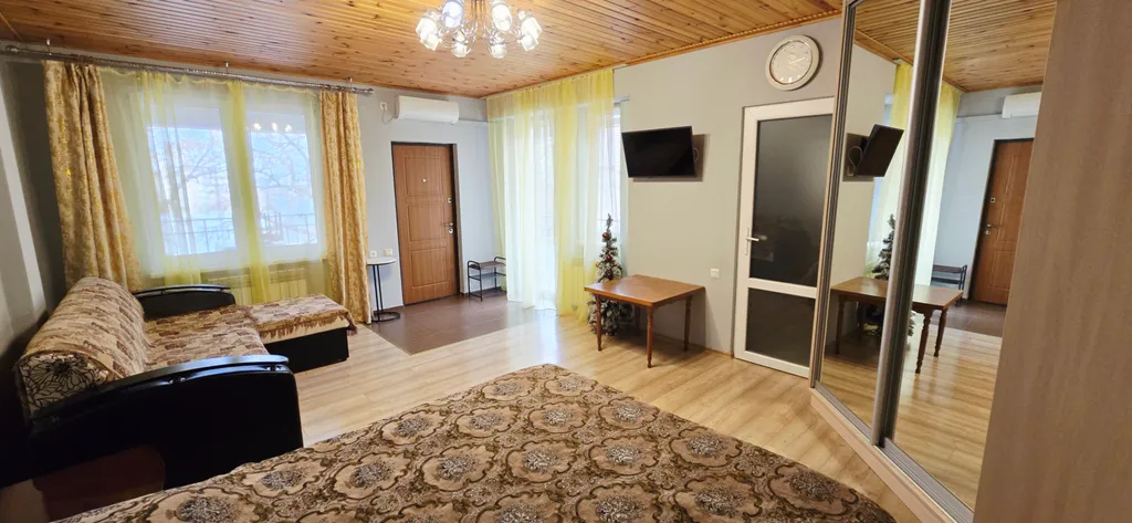 Целый этаж в доме с личной террасой и кухней