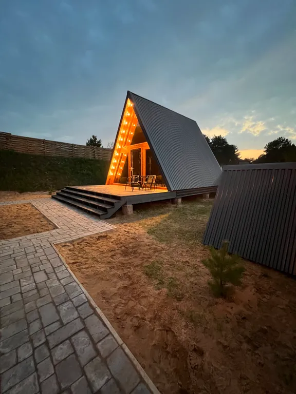 Уютный домик на берегу реки с горячим чаном