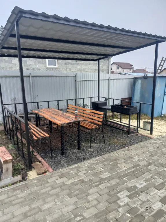 Трёхкомнатный новый коттедж в черте города с бассейном