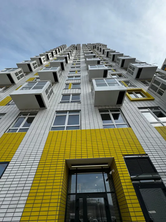 Новая стильная квартира с панорамным видом на море и рядом с пляжем