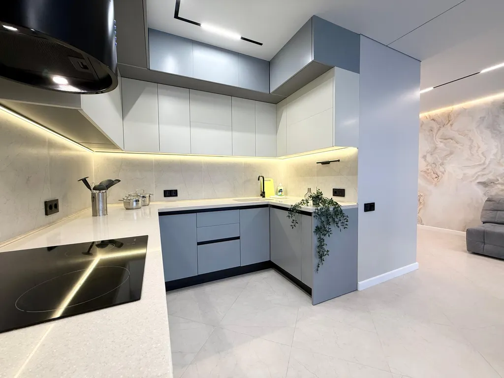 Квартира с большой кухней-гостиной, камином и панорамным видом