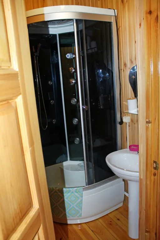 Двухэтажный дом за городом