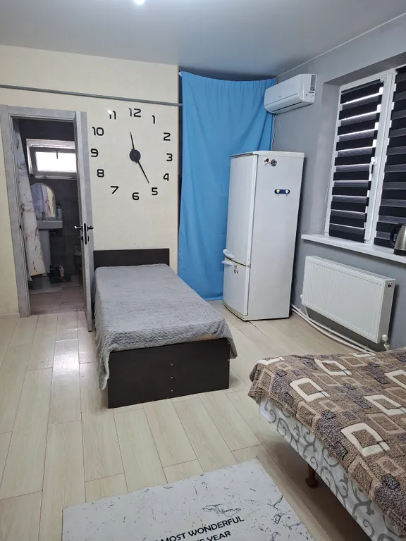 Рядом с жд вокзалом, уютный, чистый домик со двором.Напротив продукты