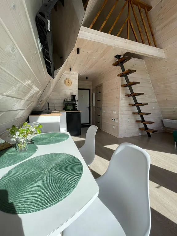 Треугольный домик с видом на горнолыжку