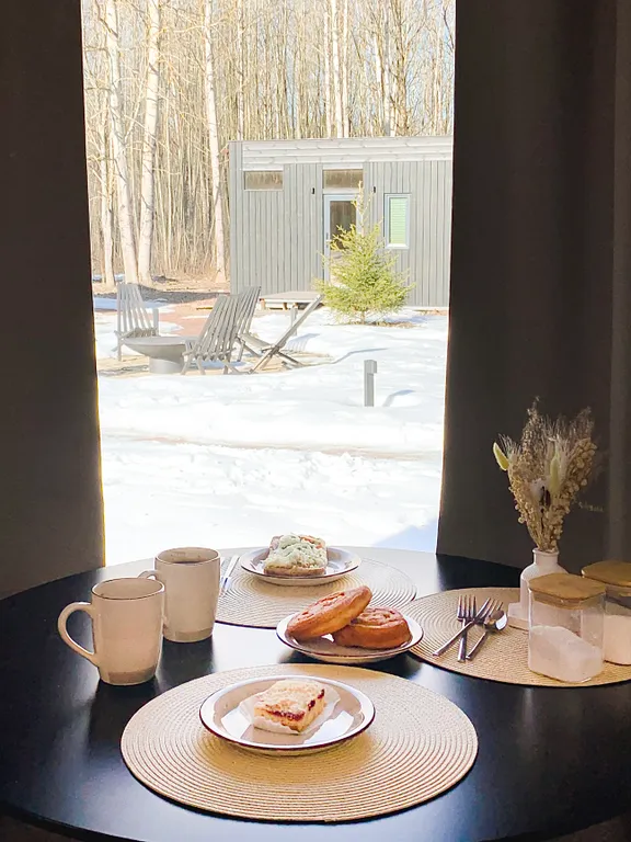 Коттедж Уютный двухуровневный домик с панорамными окнами на лес — Глинка