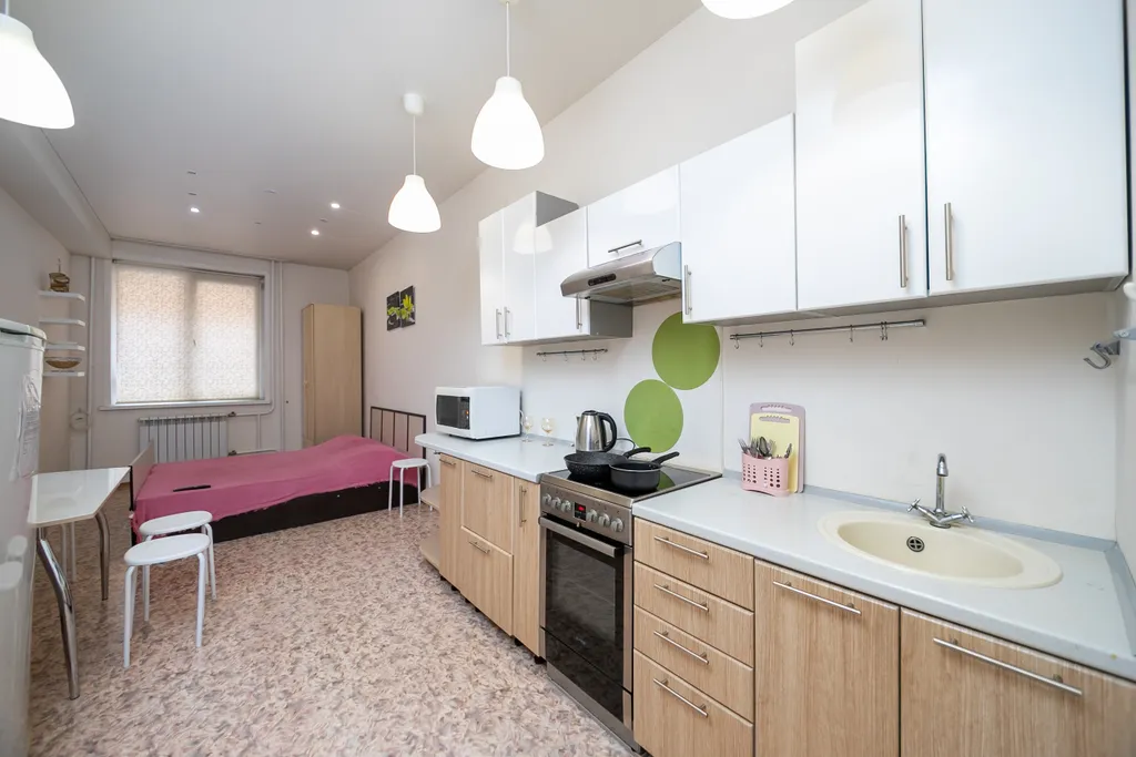 Большая студия с потолками 3 метра и Smart TV