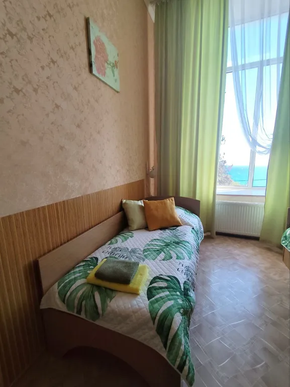 Трехместный номер с 2  кроватями и диваном. Стандарт с видом на море.