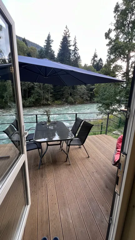 Коттедж с видом на реку и горы (1)