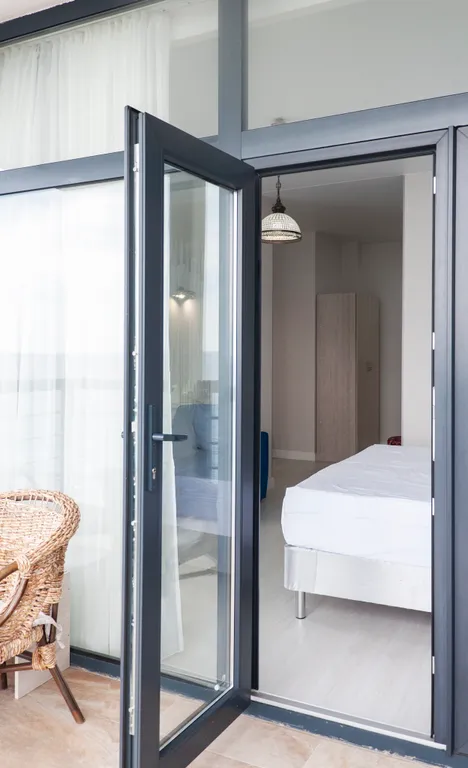 Небольшой люкс с дизайнерским интерьером и прямым видом на море