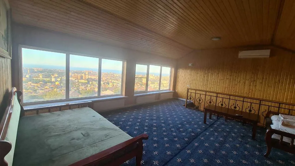 Дом на склоне горы