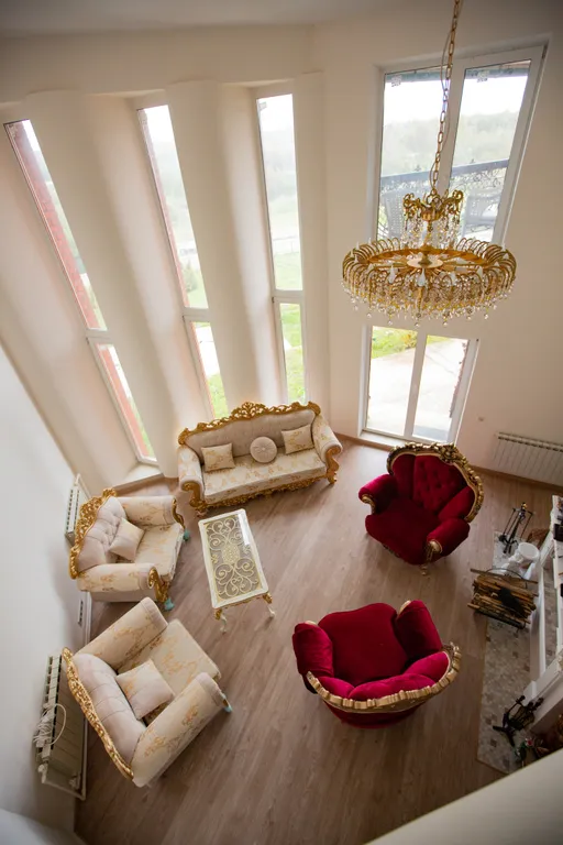 Большой трехэтажный дом